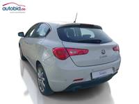 Skats no kreisās puses aizmugurē