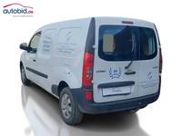 Skats no kreisās puses aizmugurē