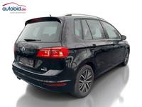 Skats no labās puses aizmugurē