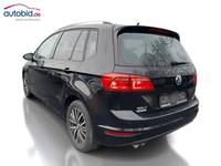 Skats no kreisās puses aizmugurē