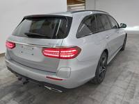 Pogled od pozadi desno