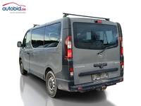 Skats no kreisās puses aizmugurē