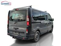 Skats no labās puses aizmugurē