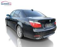 Skats no kreisās puses aizmugurē