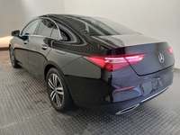 Skats no kreisās puses aizmugurē