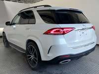 Skats no kreisās puses aizmugurē