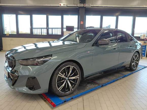 Vue de l’avant gauche