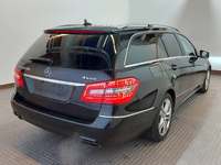 Skats no labās puses aizmugurē