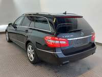 Skats no kreisās puses aizmugurē