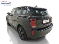 Skats no kreisās puses aizmugurē