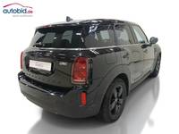 Skats no labās puses aizmugurē