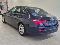 Vaade tagant vasakult