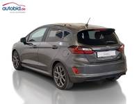 Skats no kreisās puses aizmugurē