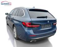 Skats no kreisās puses aizmugurē