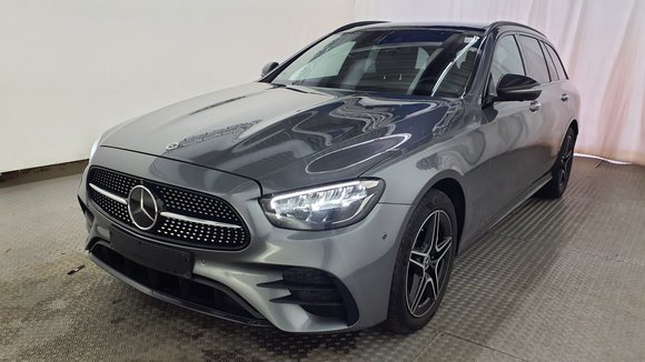 Skats no kreisās puses priekšā