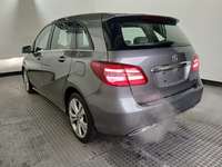 Skats no kreisās puses aizmugurē