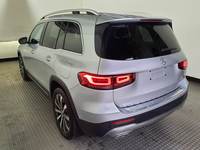 Skats no kreisās puses aizmugurē