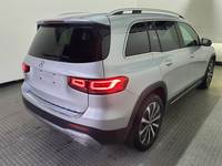 Skats no labās puses aizmugurē