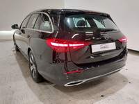 Skats no kreisās puses aizmugurē