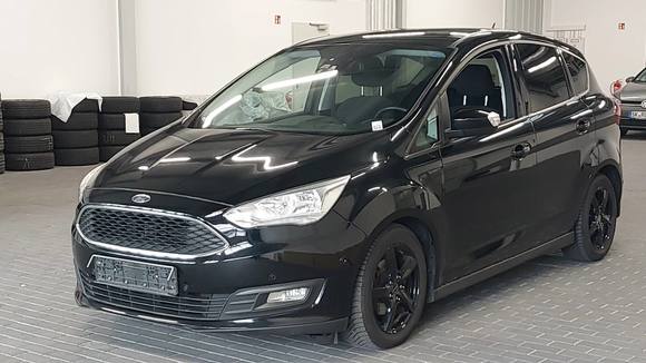 Skats no kreisās puses priekšā