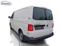 Skats no kreisās puses aizmugurē