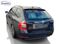 Skats no kreisās puses aizmugurē