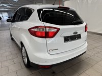 Skats no kreisās puses aizmugurē