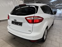 Skats no labās puses aizmugurē