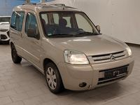 Skats no labās puses priekšā