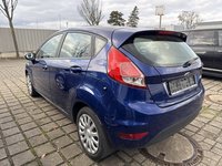 Skats no kreisās puses aizmugurē