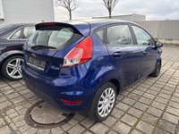 Skats no labās puses aizmugurē