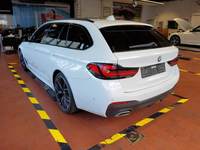 Skats no kreisās puses aizmugurē