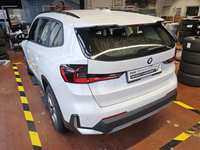 Skats no kreisās puses aizmugurē