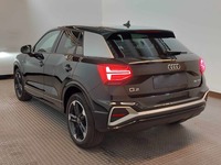 Skats no kreisās puses aizmugurē