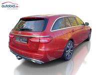 Skats no labās puses aizmugurē