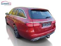 Skats no kreisās puses aizmugurē