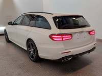 Skats no kreisās puses aizmugurē