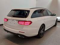 Skats no labās puses aizmugurē