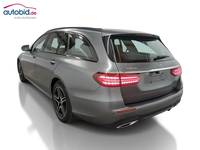 Skats no kreisās puses aizmugurē