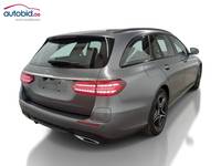 Skats no labās puses aizmugurē