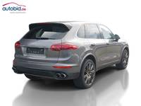 Skats no labās puses aizmugurē