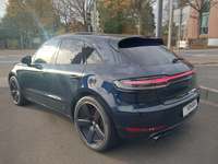 Skats no kreisās puses aizmugurē