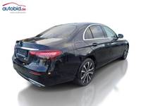 Skats no labās puses aizmugurē