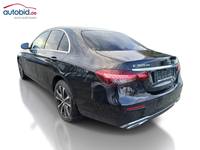 Skats no kreisās puses aizmugurē