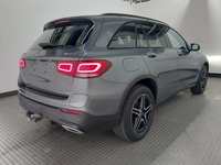 Skats no labās puses aizmugurē