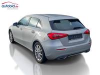 Skats no kreisās puses aizmugurē