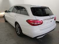 Skats no kreisās puses aizmugurē