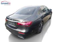 Skats no labās puses aizmugurē