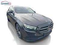 Skats no labās puses priekšā