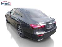 Skats no kreisās puses aizmugurē